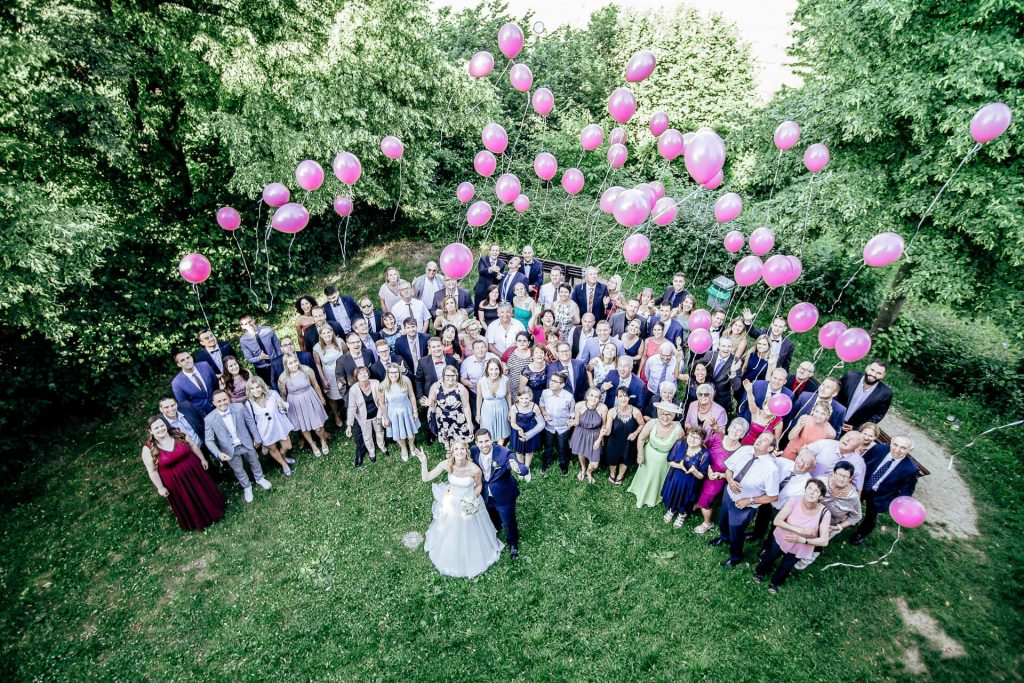 Hochzeitsgesellschaft mit Luftballons aus der Vogelperspektive.